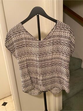 Ya Los Angeles Black and White Tribal Print Short Sleeve Blouse size medium